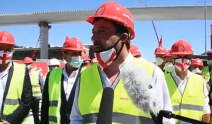 Lo sfondone di Salvini travestito da ingegnere: "Il ponte di Genova alimentato con pannelli di metano"