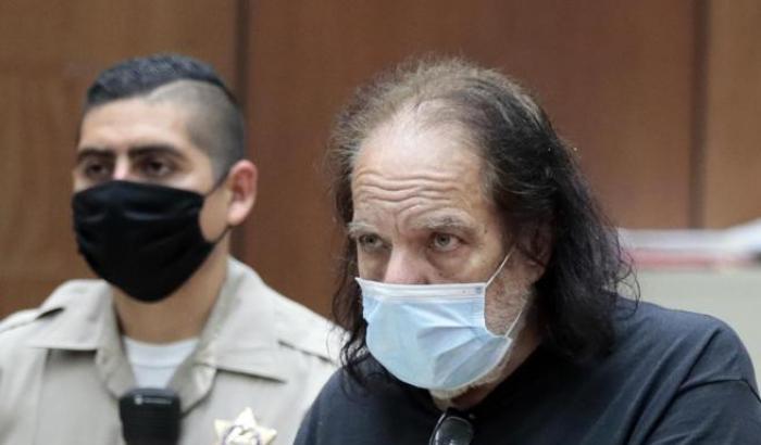 L'ex pornodivo Ron Jeremy è accusato di stupro, rischia fino a 90 anni di carcere