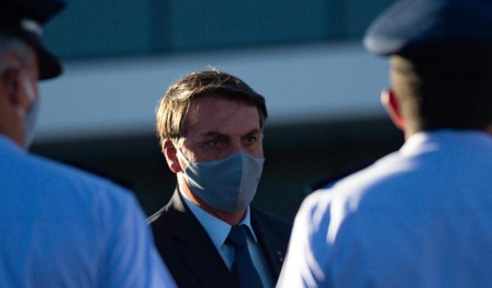 Bolsonaro ora indossa la mascherina, ma solo perché un giudice lo ha costretto