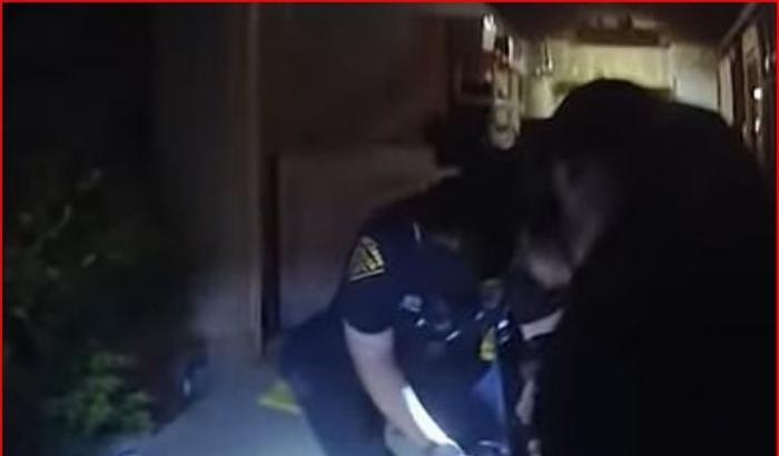 Spunta nuovo video sulla violenza della polizia: ispanico muore durante l'arresto