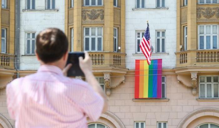 Bandiera Lgbt nell'ambasciata Usa a Mosca