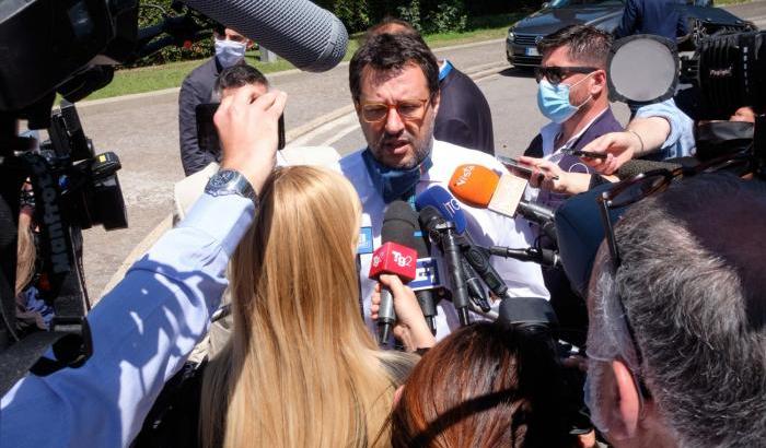 Salvini strumentalizza la rivolta dei bulgari di Mondragone: "Andrò lì per dare una mano..."