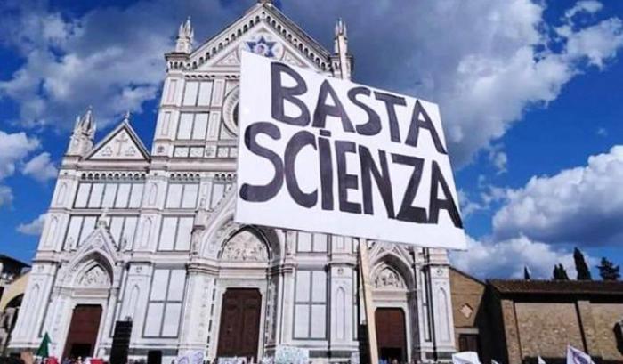 I risultati del populismo: solo l'11% degli italiani ha fiducia nella scienza