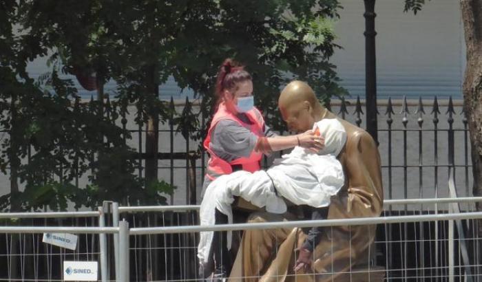 Nuovo blitz sulla statua di Montanelli: le mettono in braccio il fantoccio di una bambina 12enne