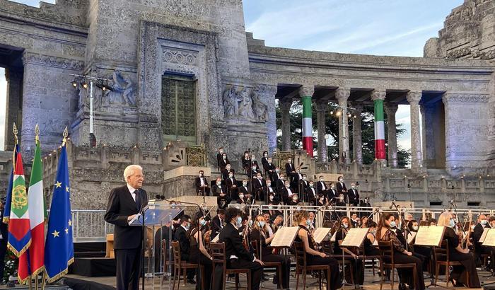 L'Italia si inchina a Bergamo. Mattarella: "Qui c'è il Paese che ha pianto"