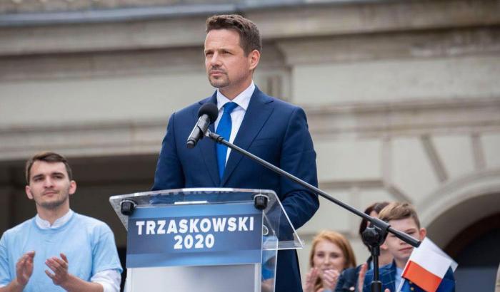 La Polonia va al ballottaggio, il sovranista conservatore e omofobo Duda non sfonda