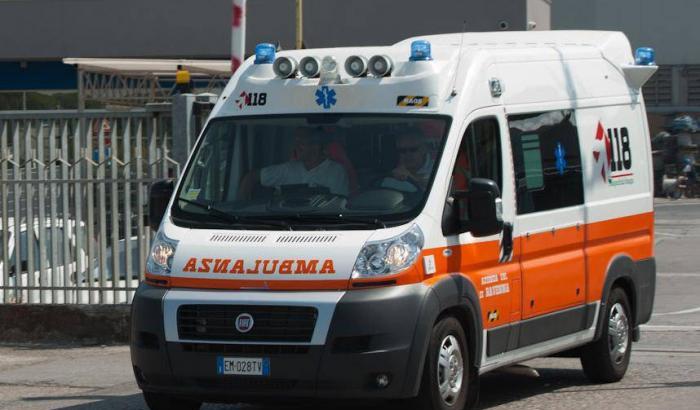 Tragedia a Ferrara: un bimbo di sei anni cade dal terzo piano, è gravissimo