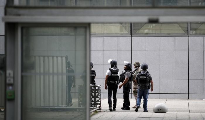 Un uomo armato era stato avvistato alla Defense: operazione antiterrorismo conclusa con nessun fermo