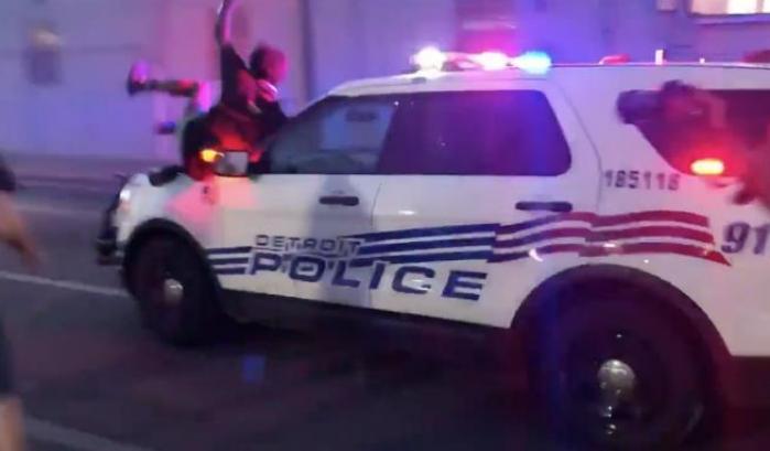 Un auto della polizia ha investito di proposito dei manifestanti a Detroit