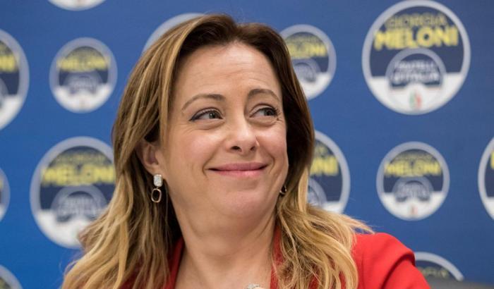 Ursula von der Leyn usa l'hashtag #Lgbti, Meloni la bulla la sfotte: "Se non aggiungi '+' i gay sensibili si offendono"