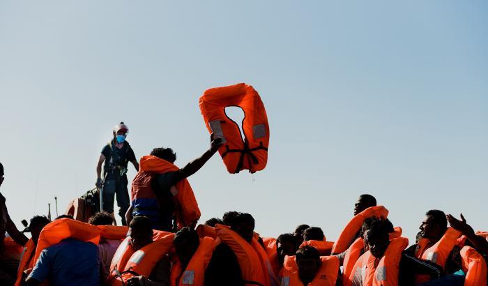 Sulla Ocean Viking 180 migranti bloccati: "Vogliono gettarsi in mare per la disperazione, la Ue ci ascolti"