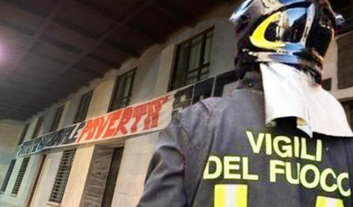 Chiama i pompieri per far rimuovere uno striscione antifascista, loro rifiutano: 