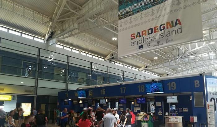 Turisti americani sbarcano a Cagliari con volo privato nonostante il divieto: rispediti a casa