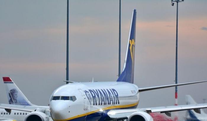 Ryanair contro l'Italia: "Il divieto del bagaglio a mano è folle ed espone tutti a maggior rischio di contagio"