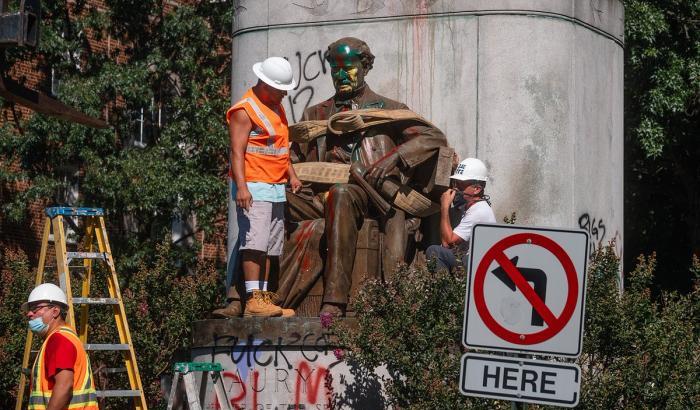 No ai simboli del razzismo: a Richmond rimossa la statua di un politico confederato