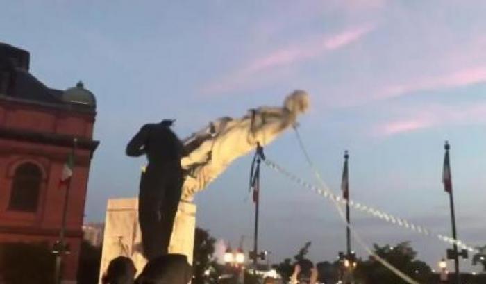 I manifestanti rispondono a Trump: gettata in mare una statua di Colombo a Baltimora