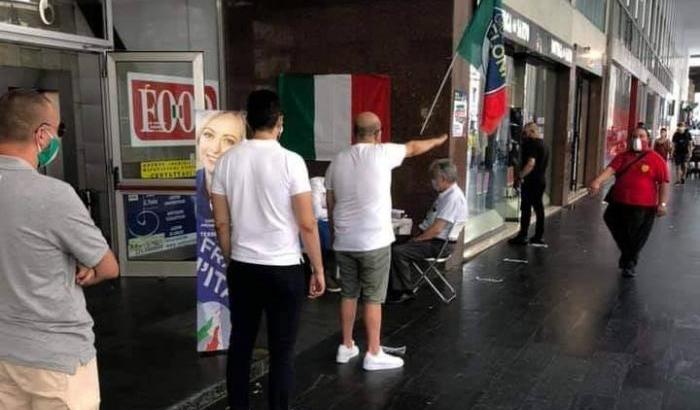 Saluti fascisti al banchetto di Fratelli d'Italia a Parma, la denuncia di Pizzarotti: "Non passerete mai"