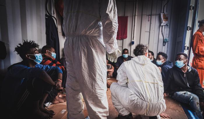 I 180 migranti della Ocean Viking saranno trasferiti su un'altra nave per la quarantena