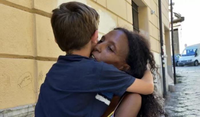 L'abbraccio di Yodit, italiana d'Etopia con Francesco, il suo bambino in affido