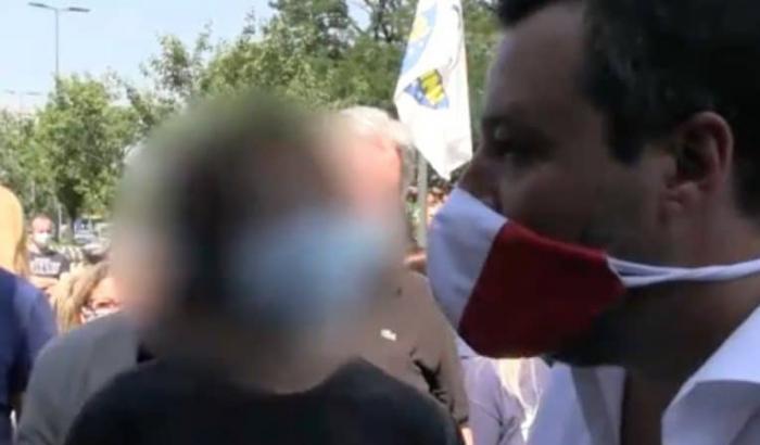 Il figlio di Selvaggia Lucarelli contesta Salvini: "Grazie per il suo governo razzista"; fermato dalla polizia