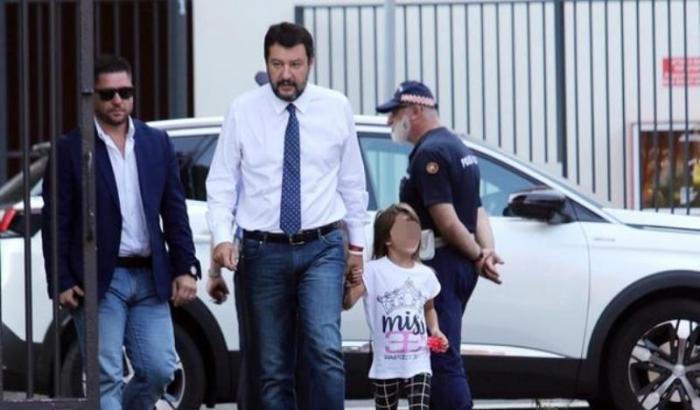 Quindi Salvini, che fa indossare alla figlia la maglia ‘Miss Papeete’, accusa Lucarelli di usare il figlio per fare politica?