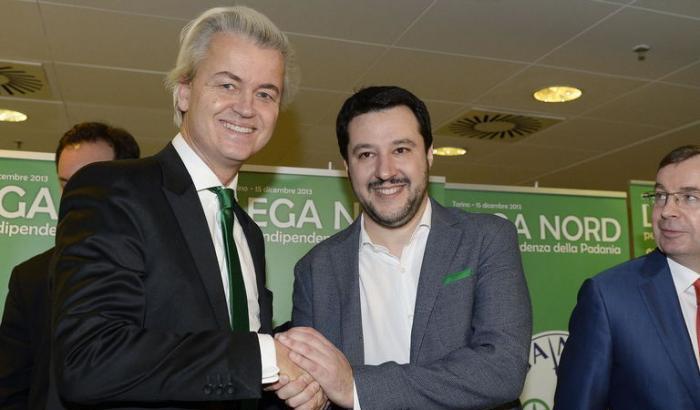 Ecco cosa fa l'amichetto nazionalista di Salvini, Geert Wilders in giro col cartello: "Non un centesimo all'Italia"