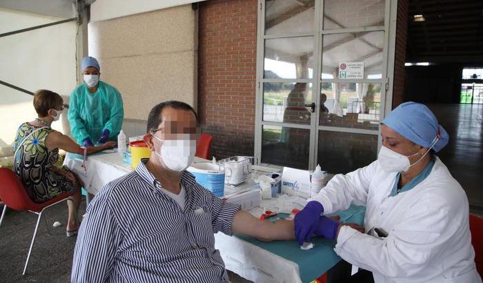 Coronavirus, il 55% dei contagi in Lombardia. Lieve aumento dei morti