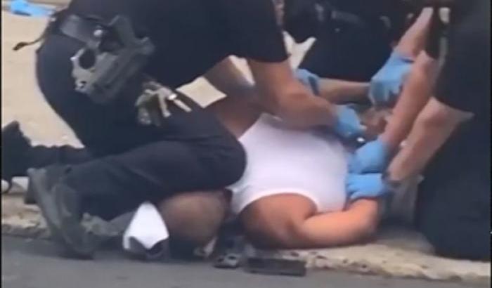 In Pennsylvania un poliziotto ha di nuovo messo il ginocchio sul collo di un afroamericano