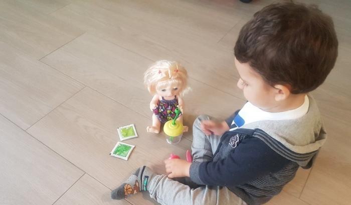 Il bambino che spazzò via gli stereotipi, rimproverato perché gioca con una bambola risponde cosi a un signore...