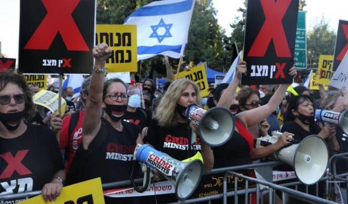 "Crime minister": a Gesuralemme in migliaia chiedono le dimissioni di Netanyahu