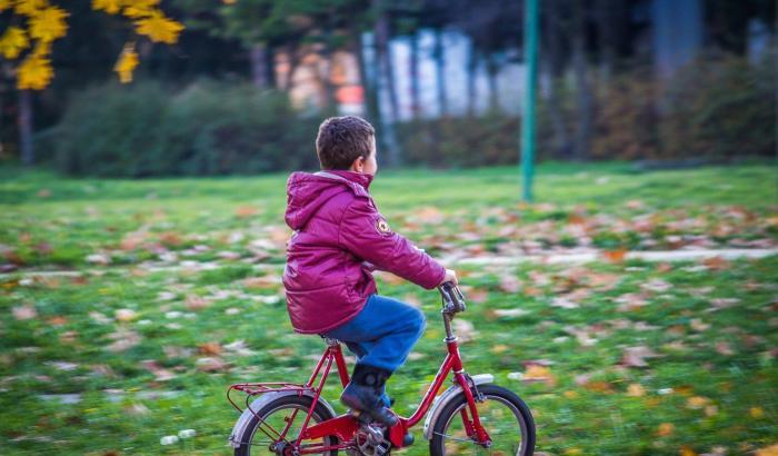 A soli 10 anni accoltella un bambino di 7 per una lite su una bicicletta