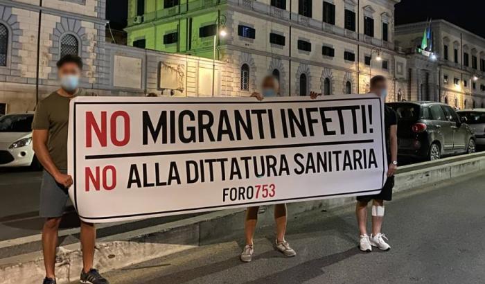 Lo striscione razzista dei fascisti di Foro 753: "No ai migranti infetti"