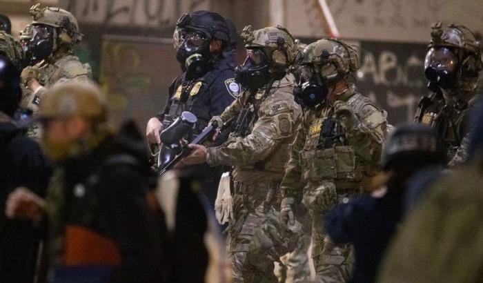 La governatrice dell'Oregon accusa i poliziotti mandati da Trump: "Sfacciato abuso di potere"