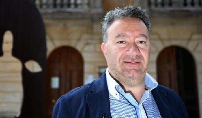 Il sindaco 'abusivo' di Riace dice no al centro Covid per migranti, Mimmo Lucano: "Propaganda sulla pelle delle persone"