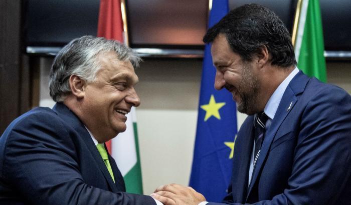Salvini ora fa il vago con Orban: "Con lui gli stessi rapporti che ho con Macron..."