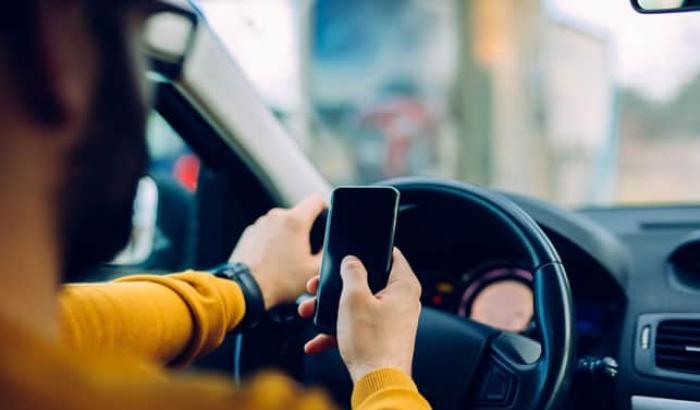 Omicidio stradale, Bonafede accellera: l'uso del cellulare alla guida può diventare un'aggravante