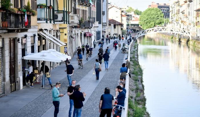 La movida a Milano pericolosa non solo per il Covid: due ricoverati per una rissa ai Navigli