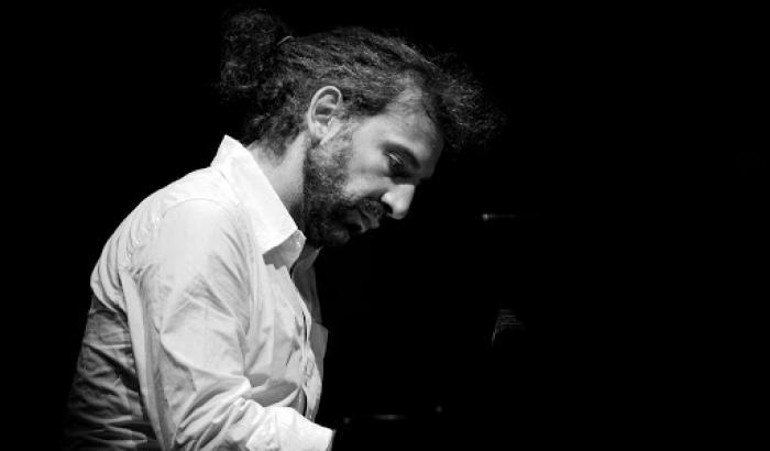 Stefano Bollani incanta l'Auditorium: la bellezza di riascoltare la musica dal vivo