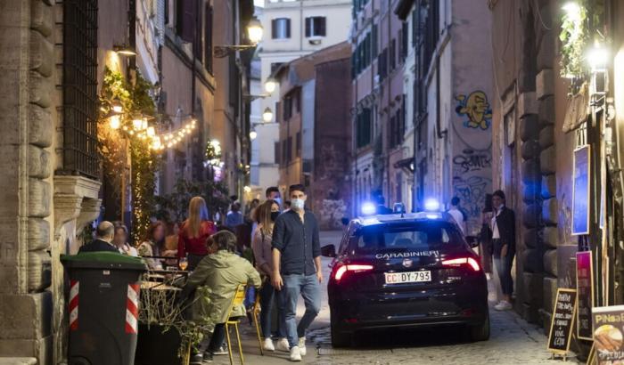 Nel Lazio verso l'obbligo della mascherina all'aperto nelle zone della movida