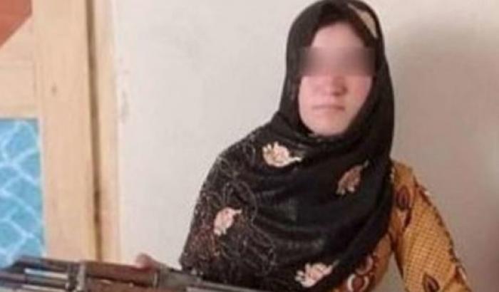 La storia di Qamar Gul: a 16 anni spara ai talebani che le hanno ucciso i genitori