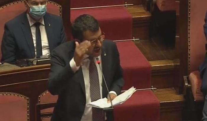 Salvini gonfio d'invidia: "Per voi Conte ora è meglio di Papa Francesco"