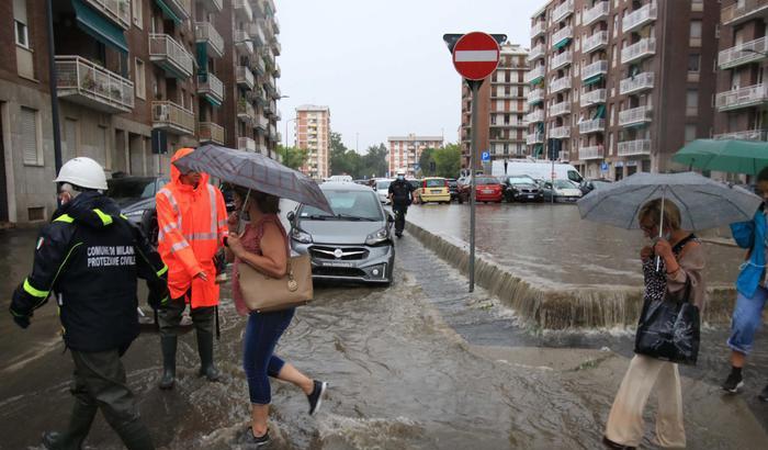 A Milano violento nubifragio, il Seveso esonda: strade allagate e tombini-geyser