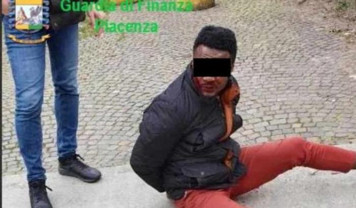 Uno degli arrestati dai carabinieri di Piacenza picchiato