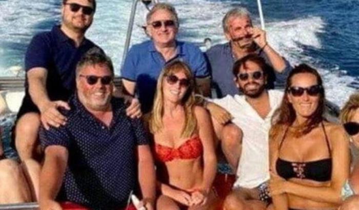 Italia Viva si scatta una foto in barca (senza mascherina) ma partono i soliti commenti sessisti contro la Boschi