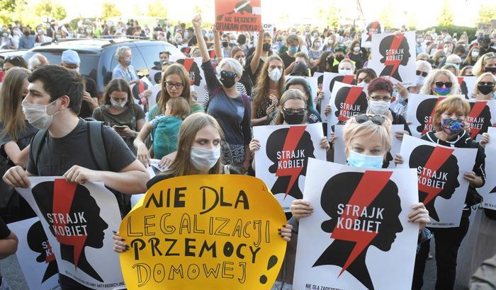 Orrore in Polonia: via dalla Convenzione di Istanbul contro la violenza domestica sulle donne