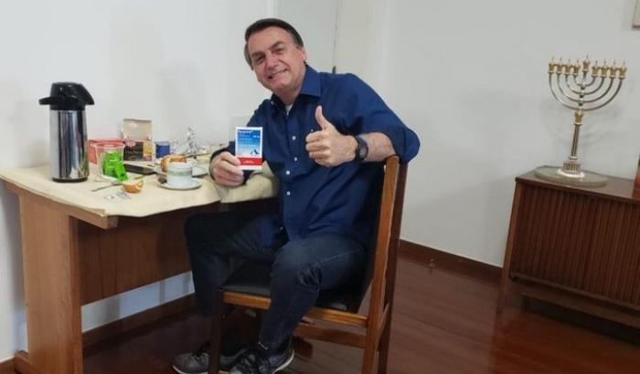 Bolsonaro: "Sono tornato negativo" e festeggia su Twitter sventolando l'idrossiclorochina