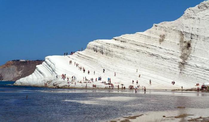 La Scala dei Turchi è sotto sequestro per rischio crolli, ma i turisti se ne fregano