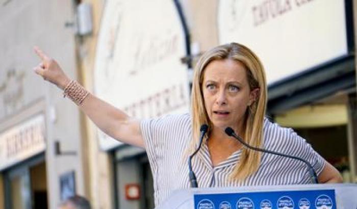 Meloni sbraita: "Processare Salvini per aver difeso i confini è scandaloso"