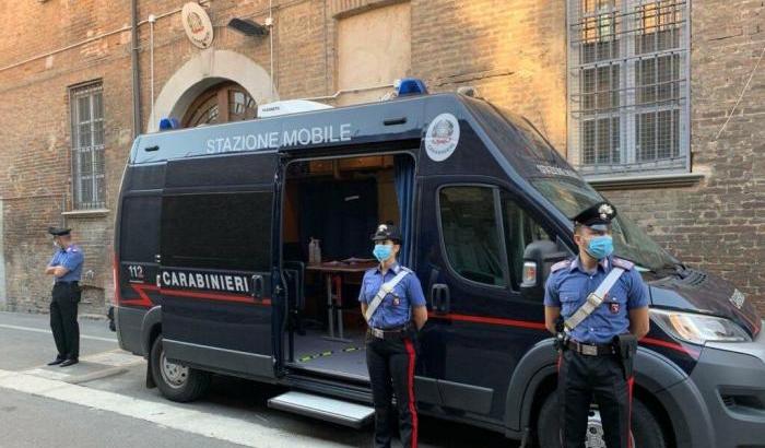 000576BC-carabinieri-davanti-alla-caserma-di-piacenza-sotto-sequestro Carabinieri davanti alla caserma di Piacenza sotto sequestro