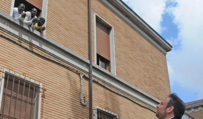 Nel trevigiano 129 positivi nel centro d'accoglienza: Salvini riscopre la pericolosit&agrave; del Covid